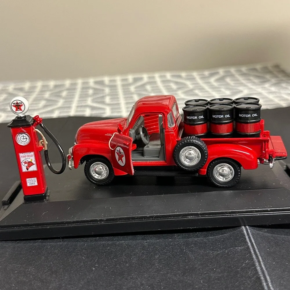 Road Champs 1953‎ Chevrolet 3100 Texaco Diecast Truck Gas Pump Model w/Case VTG